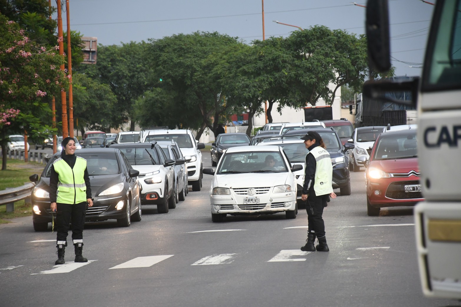 Inspectores de transito en las avenidas Perón e Iturraspe ordenan el numeroso caudal de vehículos que ingresan a la ciudad