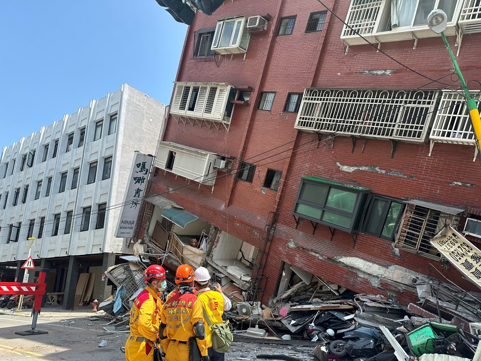 Los bomberos trabajan en el lugar donde un edificio se derrumbó tras el terremoto, en Hualien, Taiwán, en este folleto proporcionado por la Agencia Nacional de Bomberos de Taiwán.