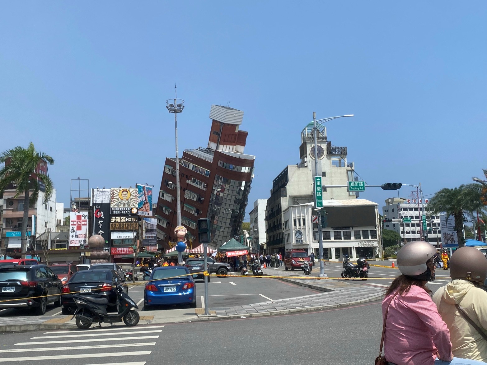 Un área de un edificio dañado acordonada después de un terremoto en Hualien, Taiwán.