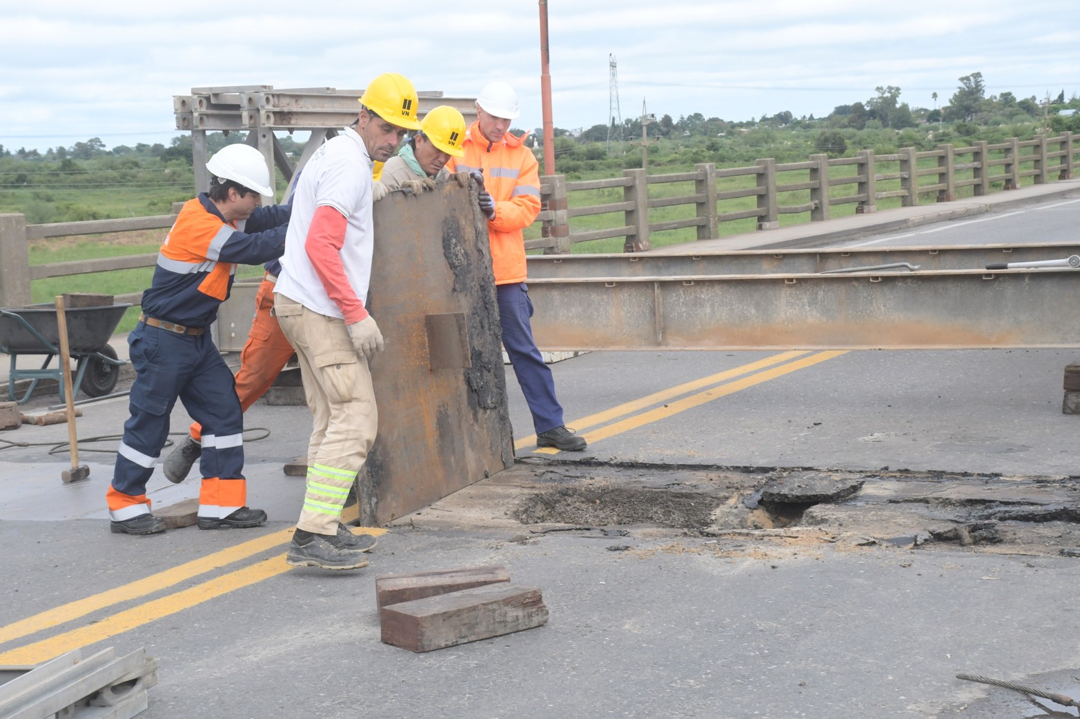 Comienzan los trabajos de armado y colocación del puente Bailey en el Carretero