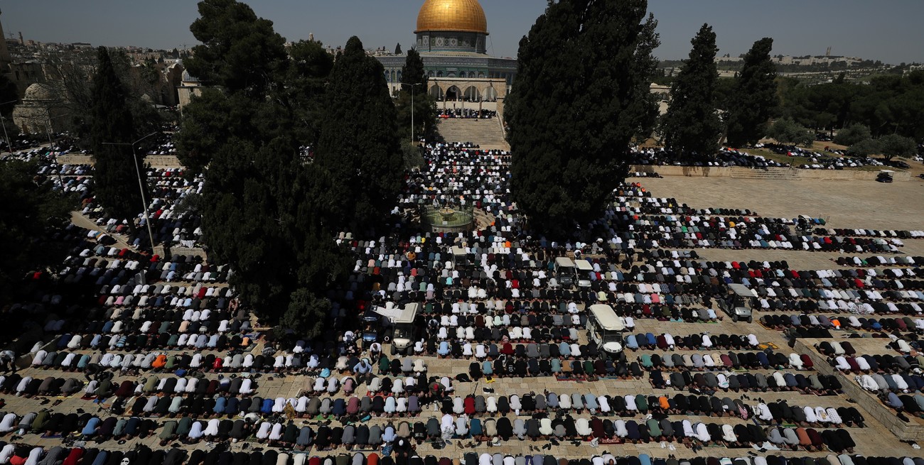 Pese al conflicto en Gaza, 120.000 musulmanes acudieron al último viernes de Ramadán en Jerusalén