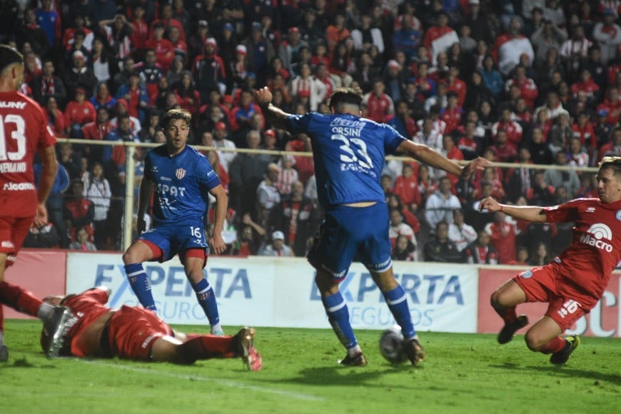 La increíble situación malograda por Nicolás Orsini. La pelota le quedó a su merced, a pocos metros del arco y la tiró afuera. Le pegó con violencia y apresuramiento. Era el empate. Crédito: Mauricio Garín