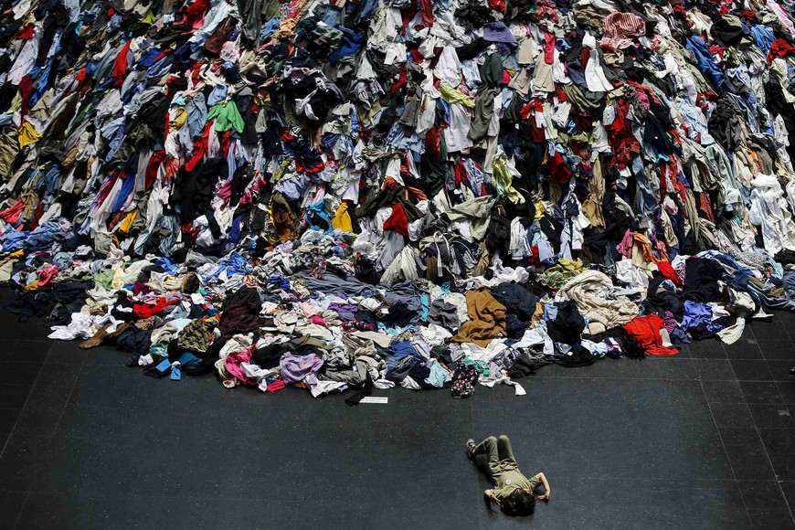 A child plays next to "Personnes" (Persons), a sculpture made with used clothes, at the Fine Arts Museum in Santiago November 12, 2014. The exhibition, "Souls" by French artist Christian Boltanski, runs until January 4, 2015. REUTERS/Ivan Alvarado (CHILE - Tags: SOCIETY TPX IMAGES OF THE DAY) santiago de chile  escultura hecha con ropa usada exposición, "Almas" por el artista francés Christian Boltanski