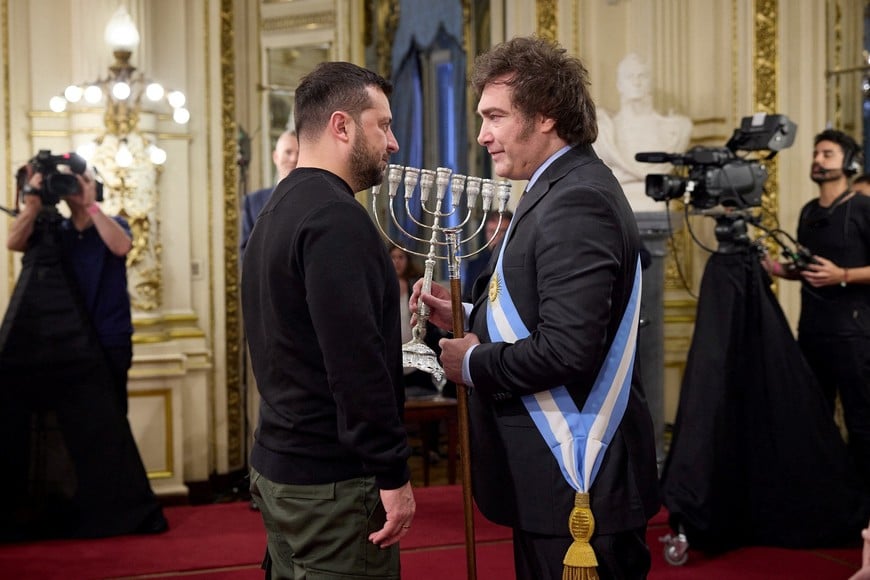 Argentina's President Javier Milei gives a menorah to Ukraine's President Volodymyr Zelenskiy at the Casa Rosada Presidential Palace in Buenos Aires, Argentina December 10, 2023. Ukrainian Presidential Press Service/Handout via REUTERS ATTENTION EDITORS - THIS IMAGE HAS BEEN SUPPLIED BY A THIRD PARTY.