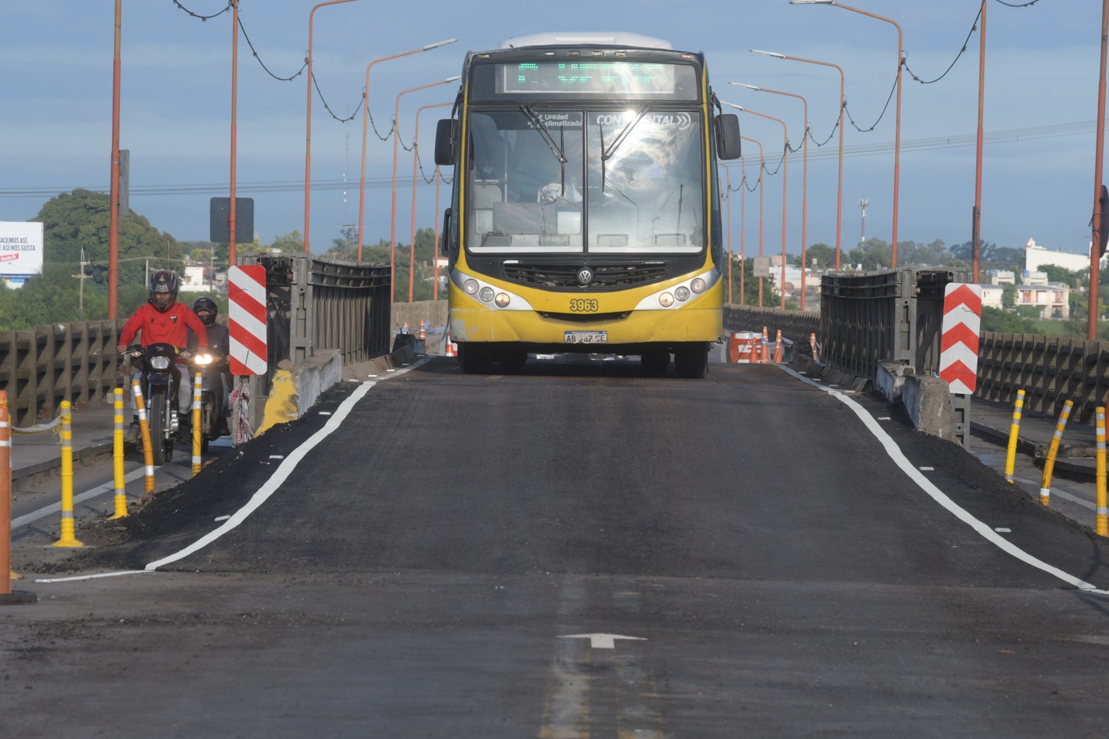 Los colectivos urbanos pueden transitar. No así los de media larga y distancia. 