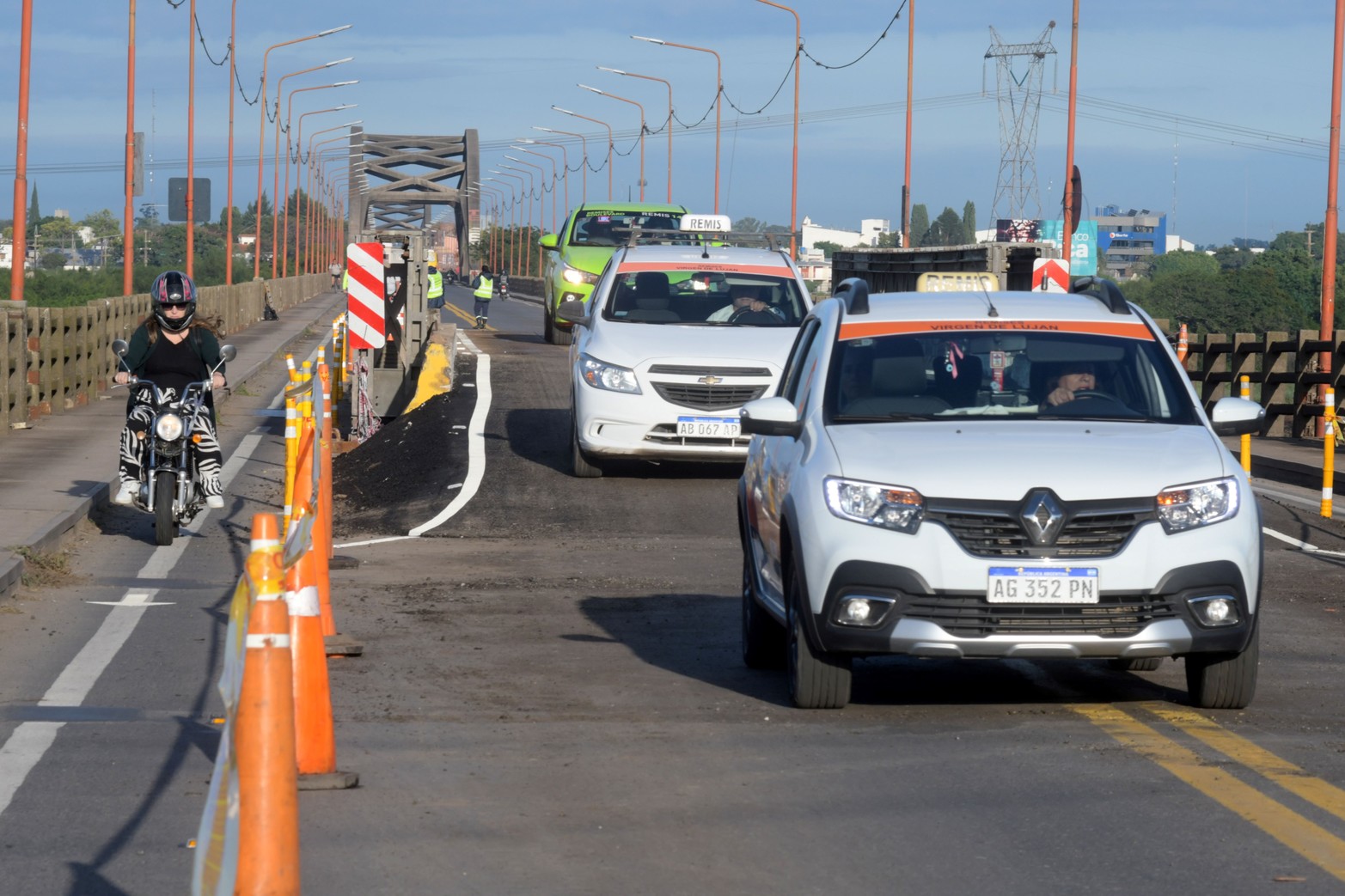 Remises y taxis pueden circular por el puente carretero.