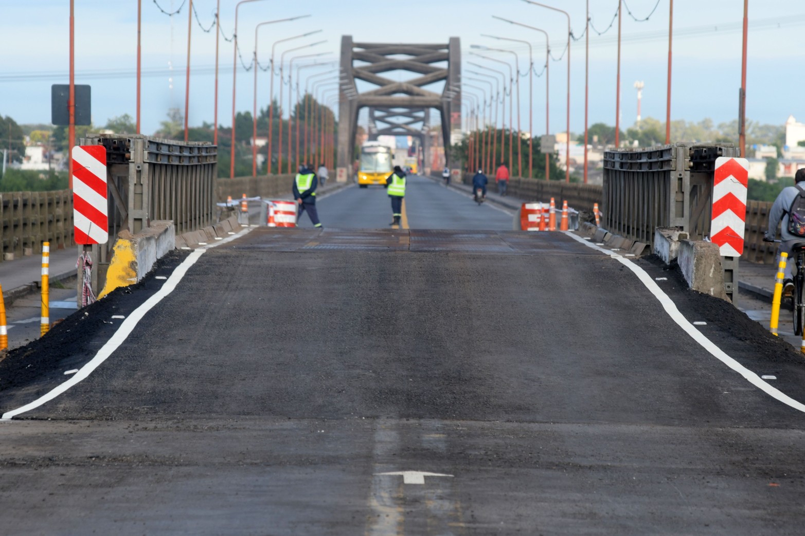 Así quedó el puente Bailey sobre el carretero.