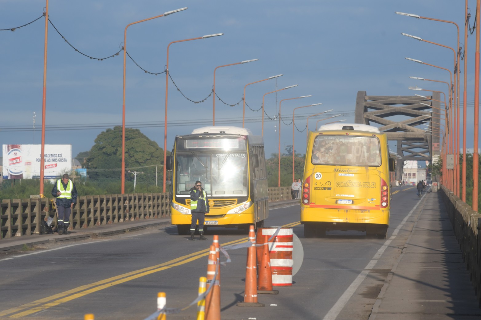 Las líneas urbanas de pasajeros pueden transitar. 