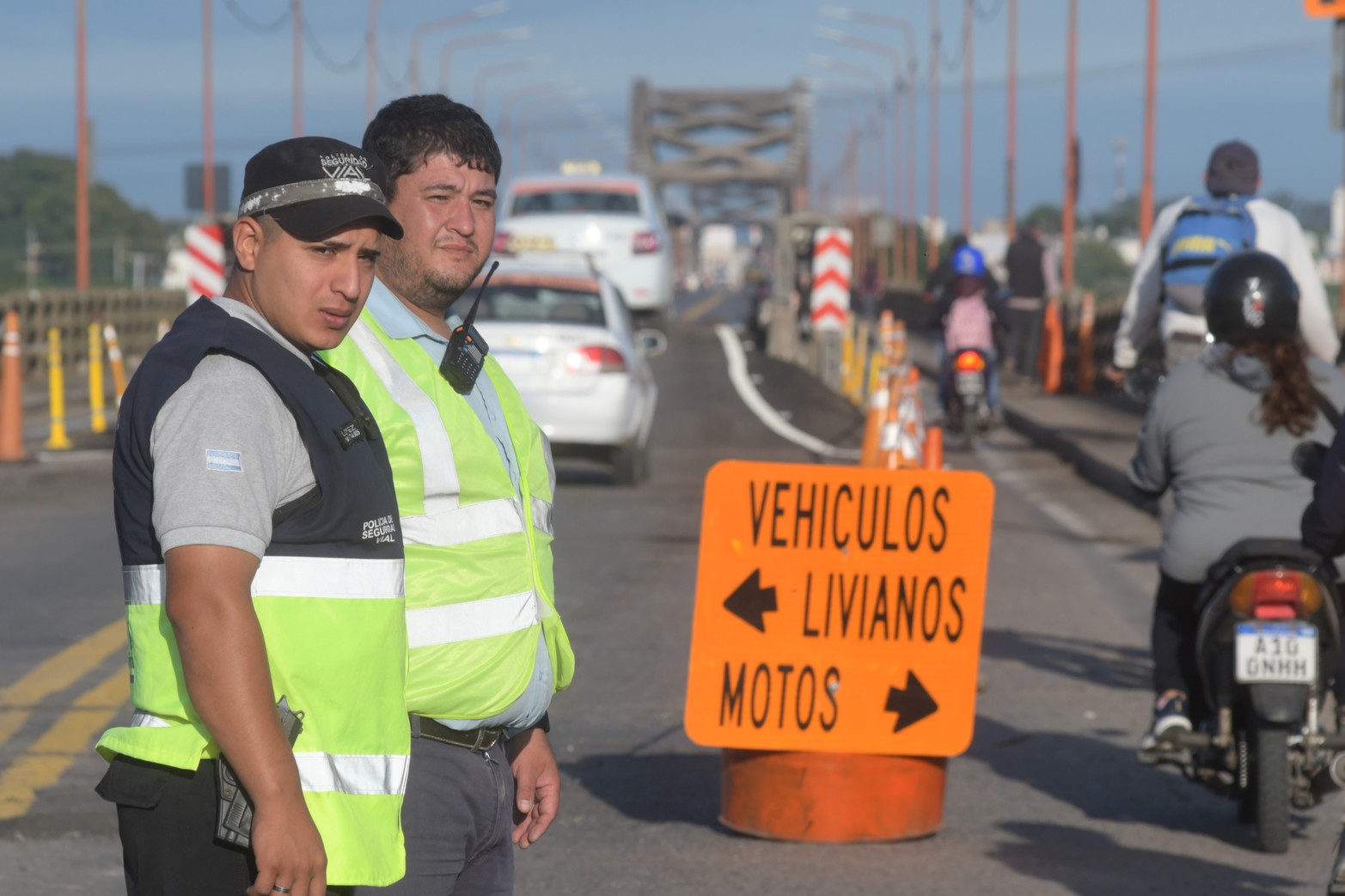 Seis inspectores mas la policía de seguridad vial organizan el tránsito durante las 24 horas. 