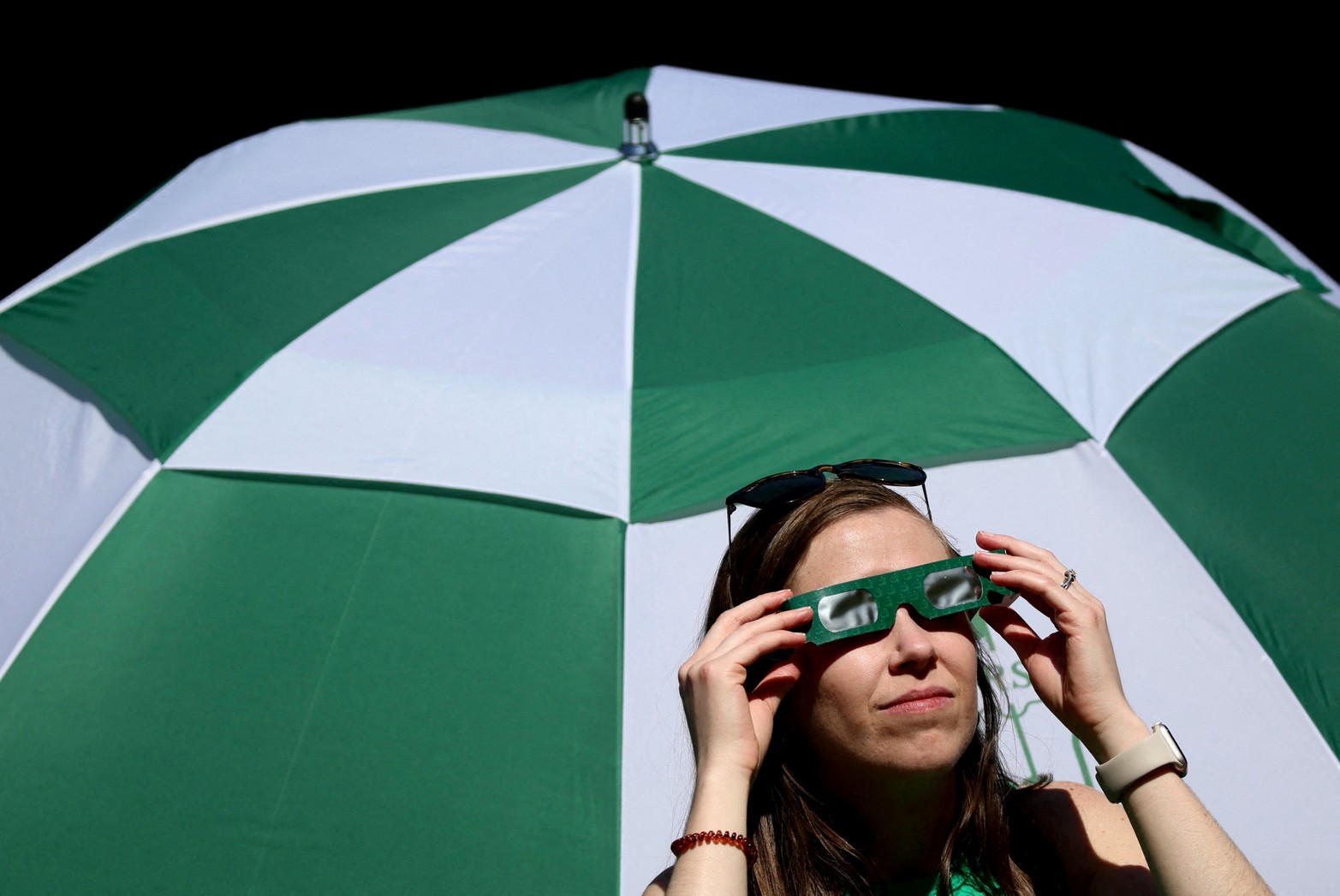 Una mujer observa con lentes el eclipse.