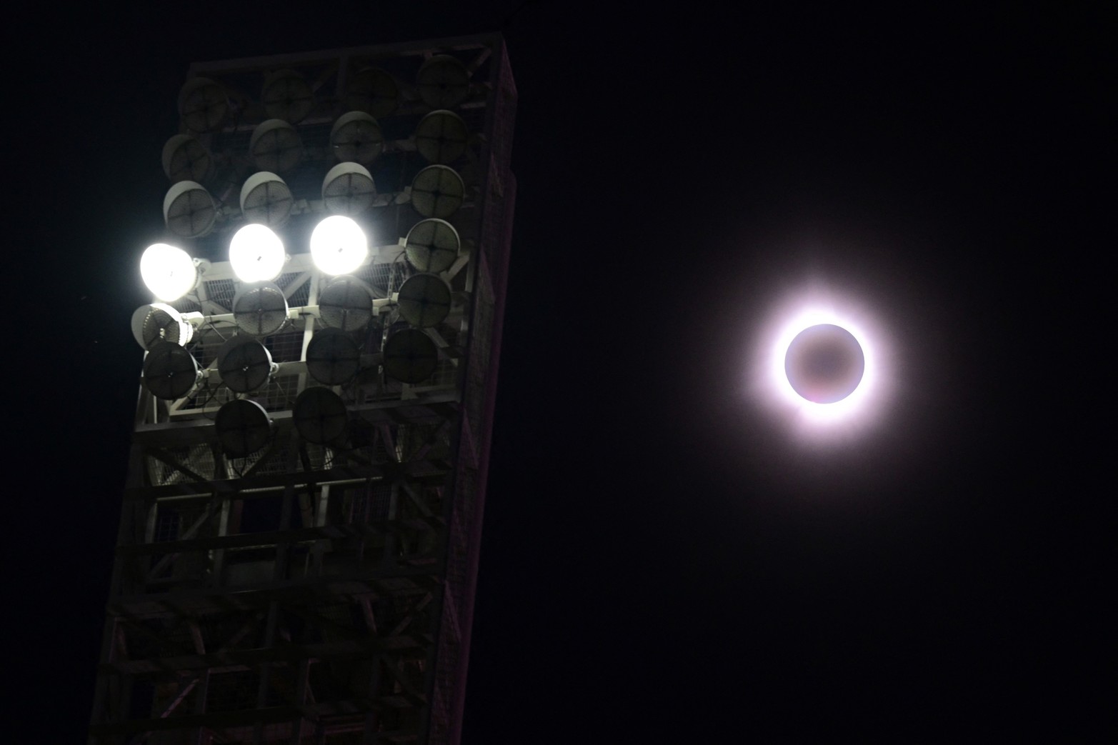 Un eclipse solar total antes de un partido entre los Medias Blancas de Chicago y los Guardianes de Cleveland en el Progressive Field.