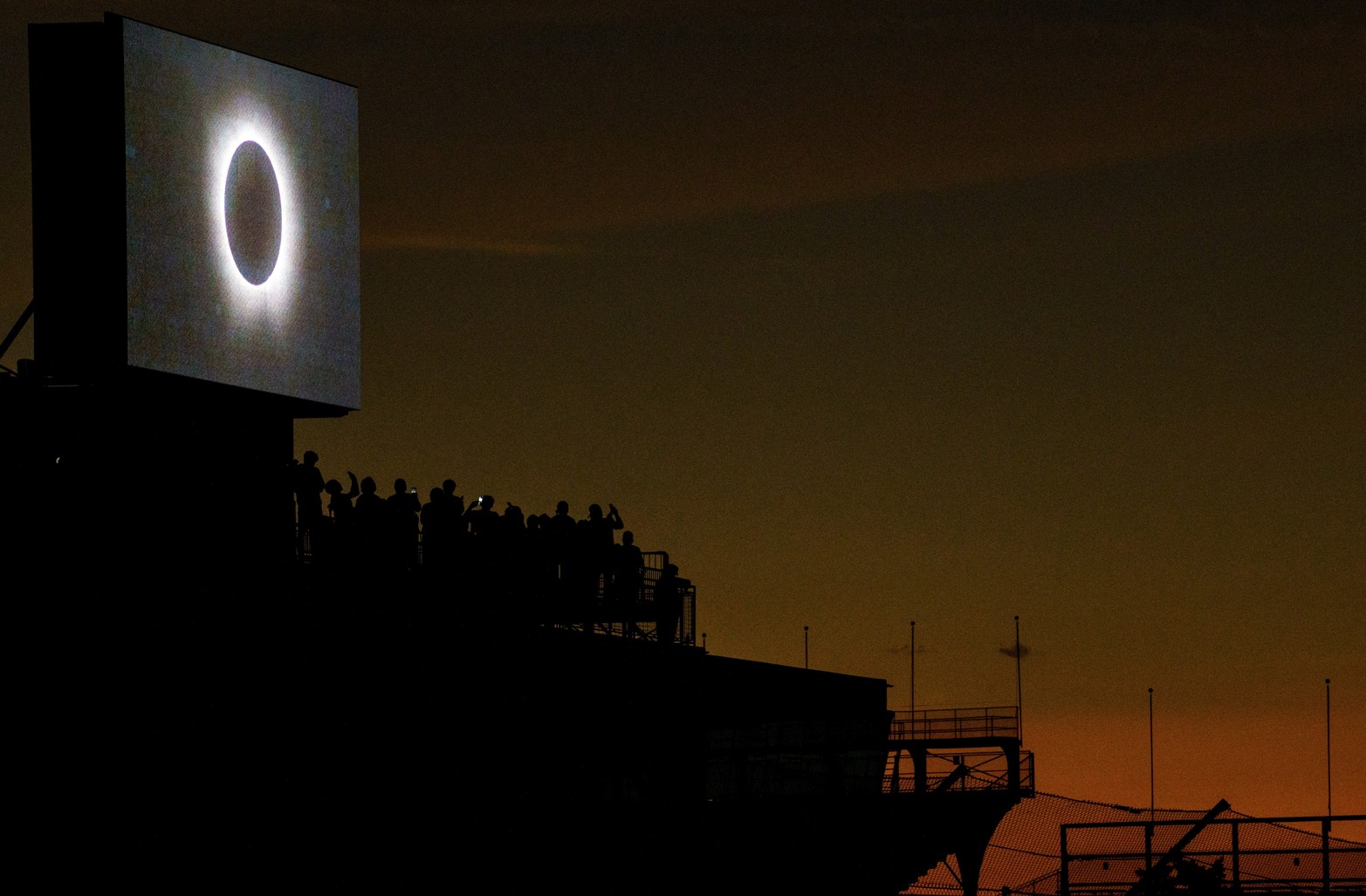 Los espectadores ven el eclipse solar total en el Indianapolis Motor Speedway en Indianápolis.