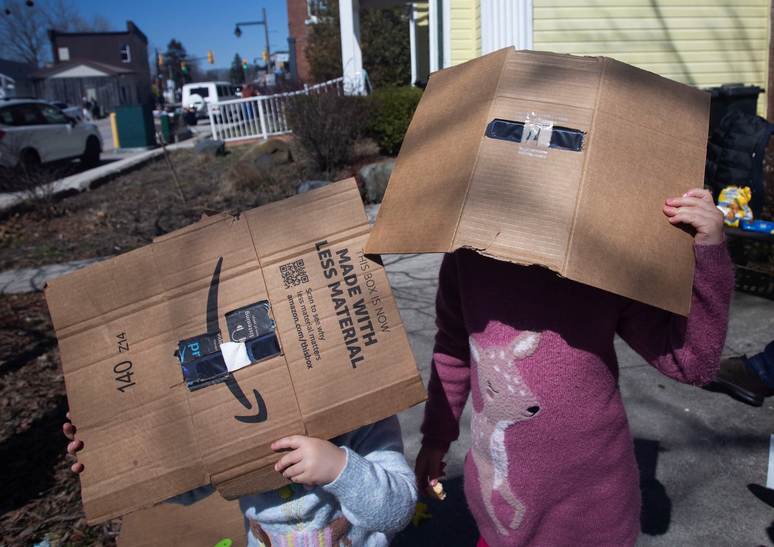 Niños observando un eclipse solar total, en Port Stanley, Ontario, Canadá.