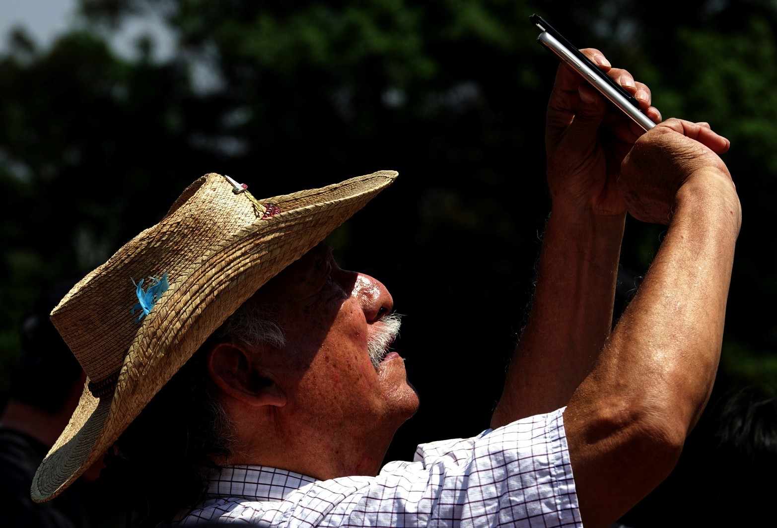 Un hombre observando el eclipse solar, en la Universidad Nacional Autónoma de México, en la Ciudad de México. Científicos, niños, jóvenes y adultos mayores quedaron fascinados el lunes tras contemplar un eclipse total de Sol que oscureció el noroeste de México en pleno día, cuando la Luna cubrió al disco solar, proyectando una sombra en la superficie de la Tierra.