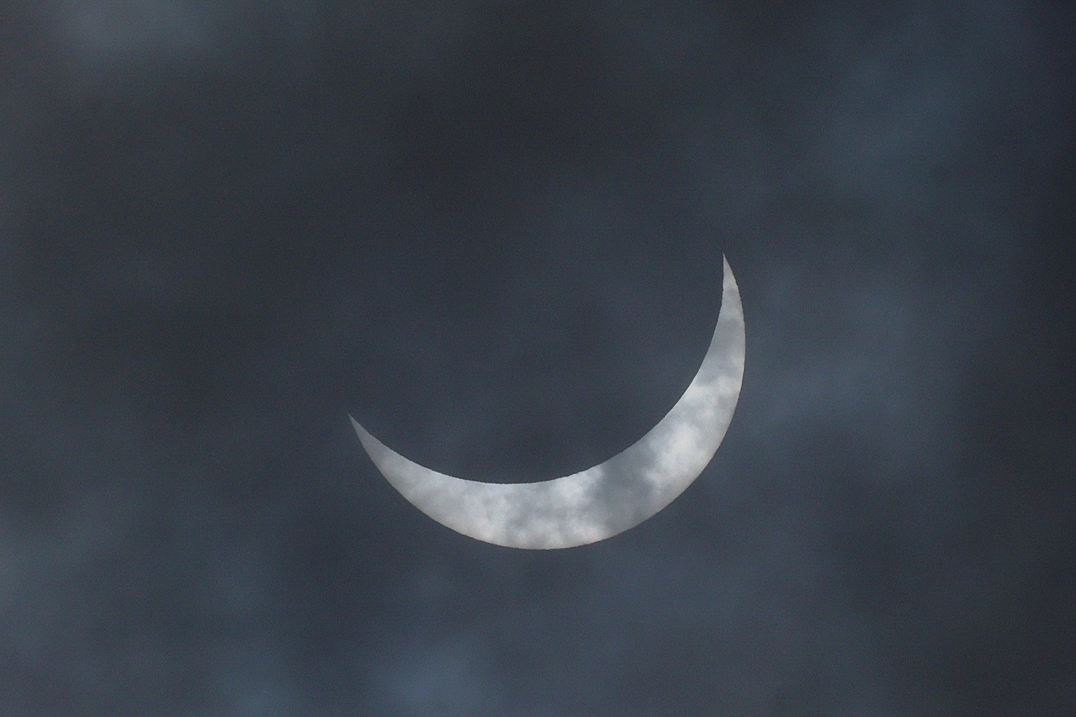 La luna eclipsa parcialmente al sol, después de un eclipse solar total, visto desde las Cataratas del Niágara, Nueva York.