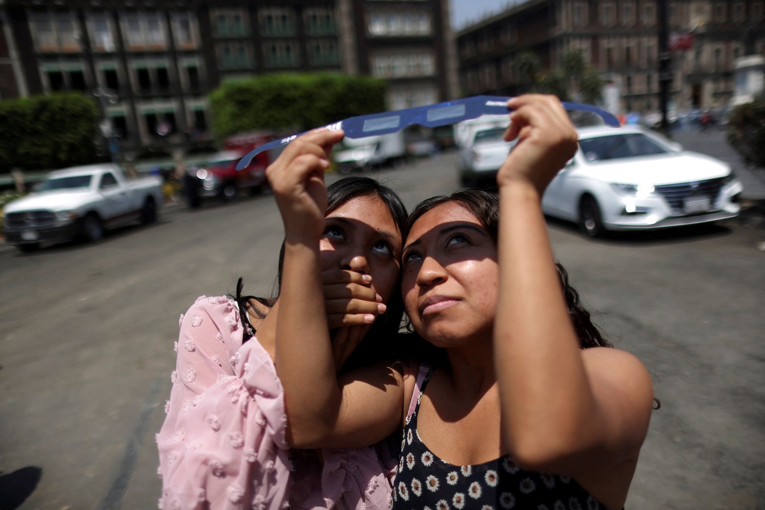 La gente observa el eclipse parcial del sol en la Ciudad de México