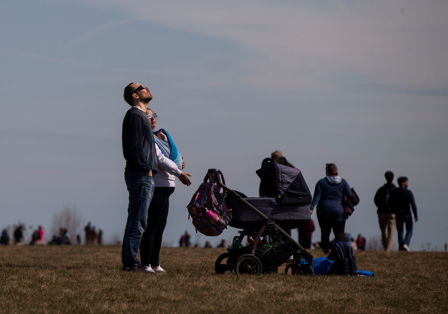 e personas observando un eclipse solar total, en Port Stanley, Ontario, Canadá.