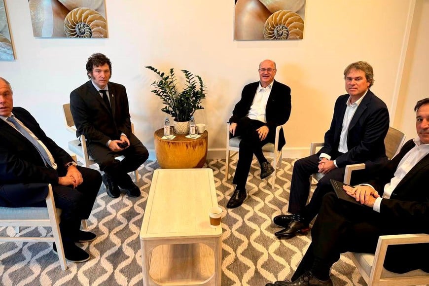 El Presidente Javier Milei y el embajador argentino en Estados Unidos, Gerardo Werthein, mantuvieron esta mañana una reunión con el Presidente del Banco Interamericano de Desarrollo (BID), Ilan Goldfajn, y los gerentes del organismo, Matias Bendersky y James Scriven.