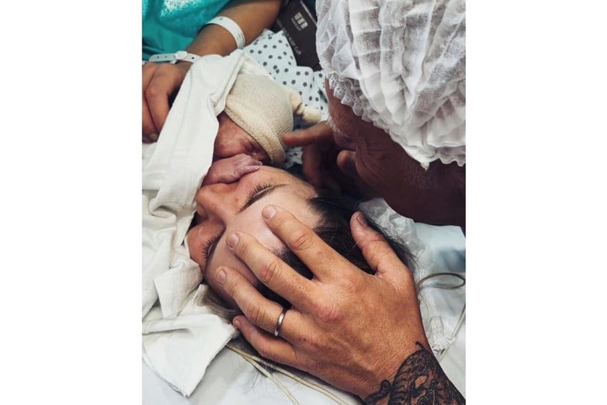 Momento en el que la pareja recibió en brazos al recién nacido