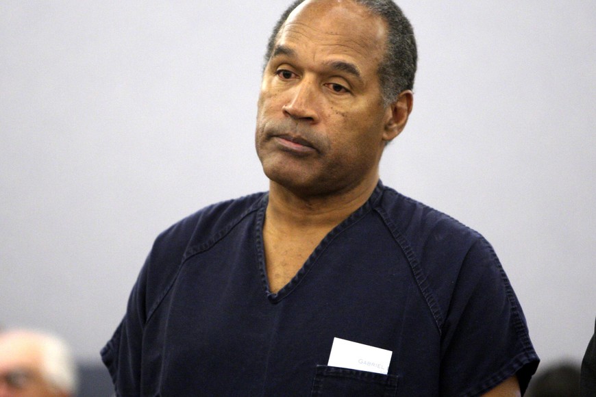 SIMPSON/ - O.J. Simpson listens as District Court Judge Jackie Glass (not in photo) reads his sentence at the Clark County Regional Justice Center in Las Vegas, Nevada December 5, 2008. Simpson and co-defendant Clarence "C.J." Stewart were sentenced to at least 15 years on 12 charges, including felony kidnapping, armed robbery and conspiracy related to a 2007 confrontation with sports memorabilia dealers in a Las Vegas hotel. REUTERS/Issac Brekken/Pool (UNITED STATES) eeuu las vegas nevada Oj Simpson juicio a exfutbolista por robo secuestro y conspiracion condena a 15 años de prision