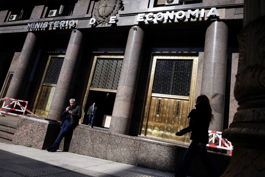 FILE PHOTO: A man stands outside the Ministry of Economy, in Buenos Aires, Argentina July 29, 2022.  
REUTERS/Cristina Silles NO RESALES. NO ARCHIVES/File Photo  ministerio de economia frente fachada