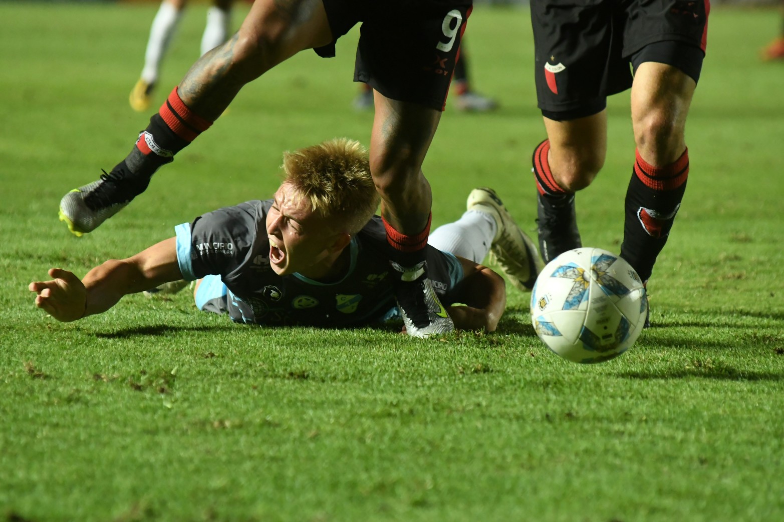 Un jugador rival se queja de la falta de uno de los jugadores de Colón. 