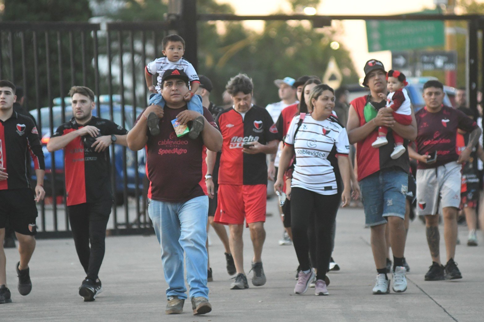 Hinchas que fueron a la cancha para ver Colón vs.Temperley