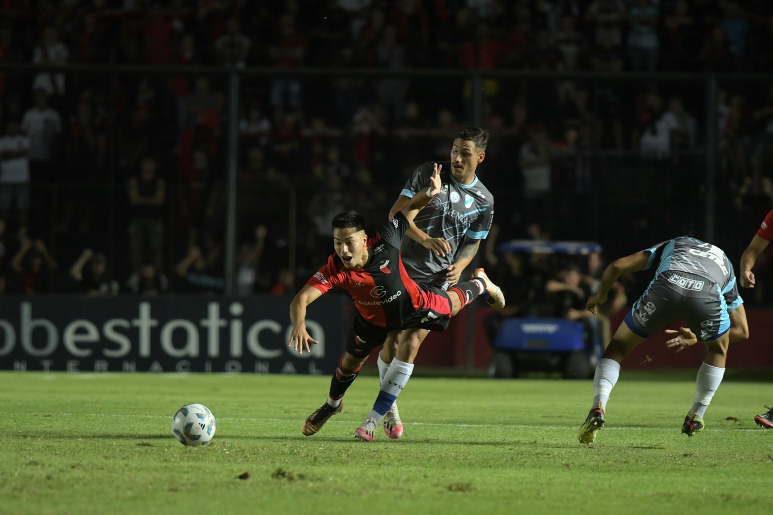 Ignacio Lagos por el aire. El delantero tuve la pegajosa marca del lateral Sánchez. 