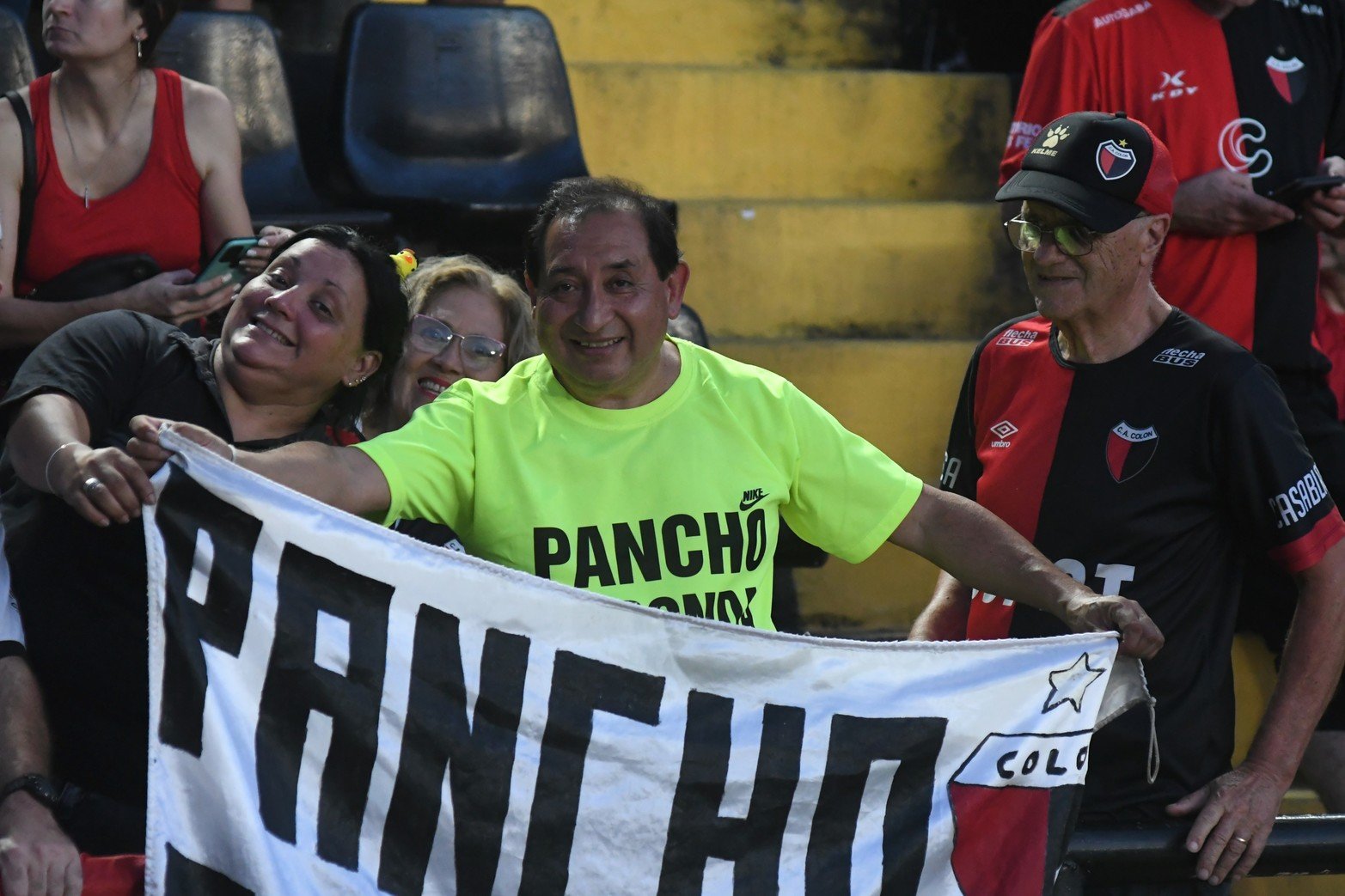 Hinchas que fueron a la cancha para ver Colón vs.Temperley