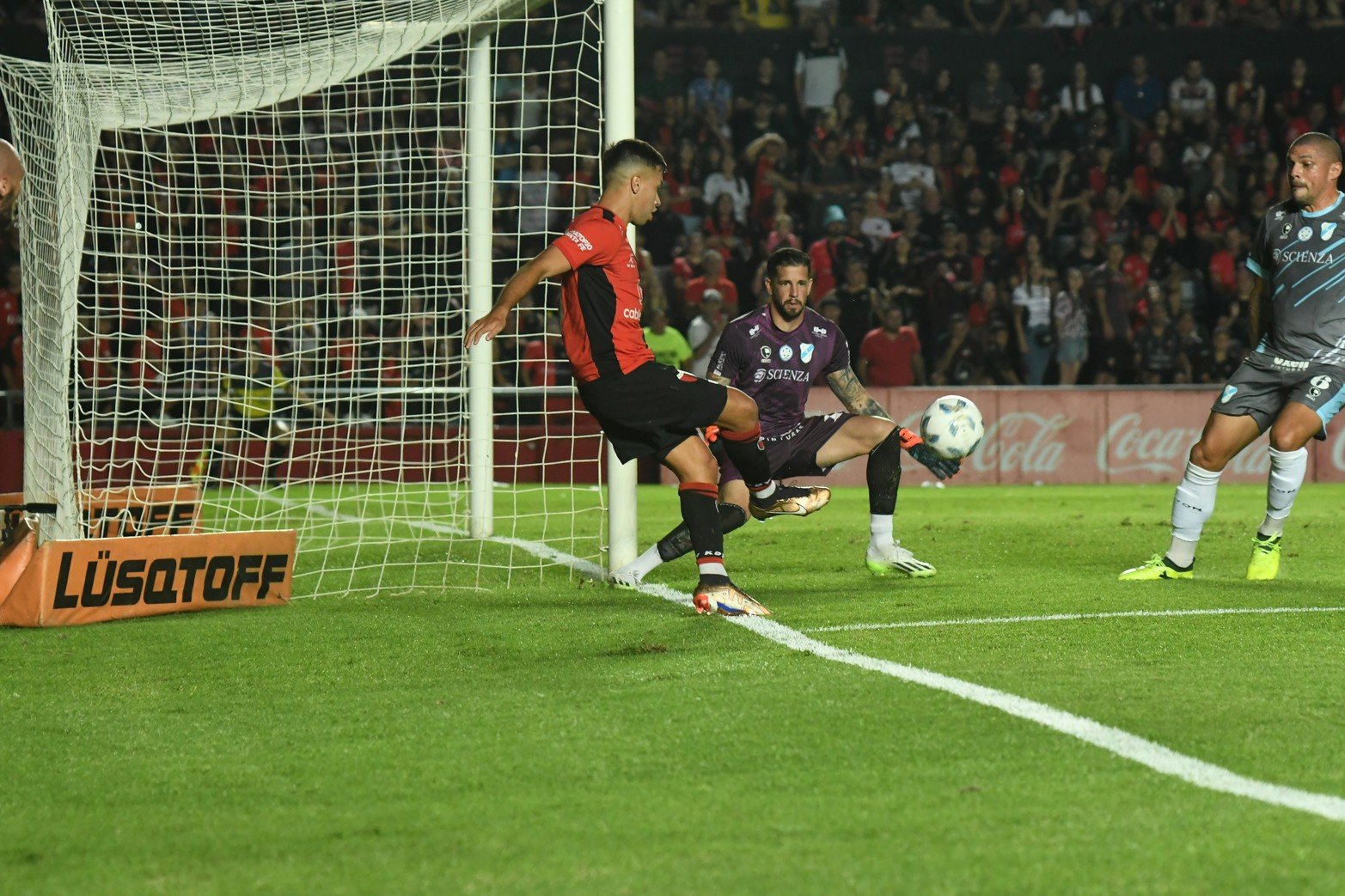 Ignacio Lago en los primeros minutos casi marca el gol. 