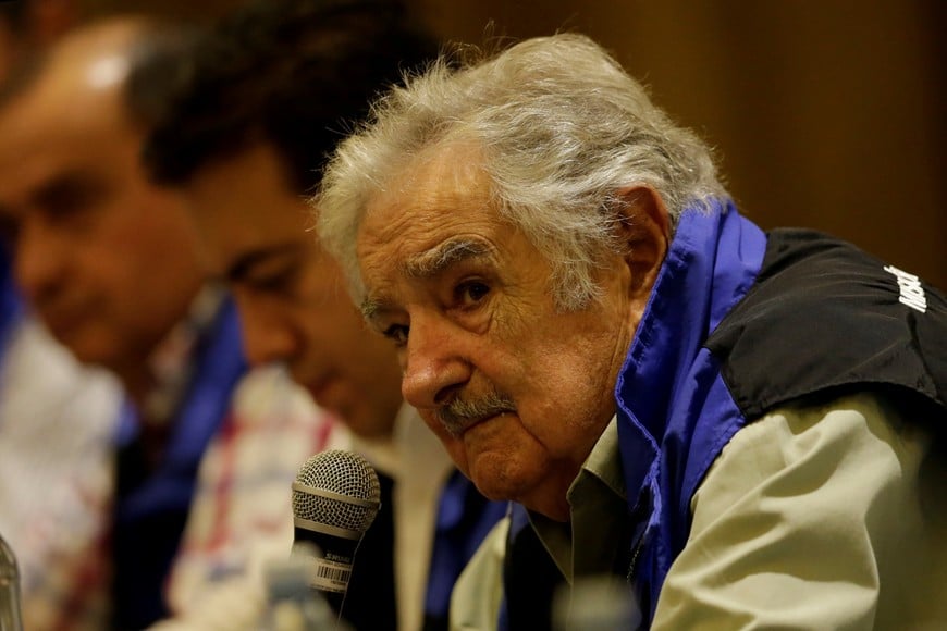 Uruguay's former president Jose Mujica (R) gives a speech beside delegates of the Union of South American Nations (UNASUR), who are observing Ecuador's electoral process, and members of the Council National Electoral (CNE) of Ecuador during a meeting in Guayaquil, Ecuador April 1, 2017. REUTERS/Henry Romero guayaquil ecuador Jose Mujica elecciones presidenciales segunda vuelta observacion del proceso electoral miembros del Consejo Nacional Electoral