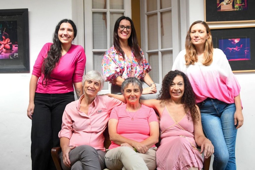 “Corte Princesa. Tribulaciones de una actriz dolarizada”, creación de Andamio Contiguo y Pájaros Volados, protagonizada por Antonela González y dirigida por Norma Elisa Cabrera. González (actuación, coautoría, producción transmedia) al centro arriba; en el sillón Silvia Debona (iluminación y puesta en escena), Cabrera (dirección, coautoría, puesta en escena y producción transmedia) y Cecilia Mazzetti (vestuario y puesta en escena); a los lados, Julieta Perren (diseño gráfico y producción transmedia) y Gabriela Garbarini (sonorización y técnica vocal).