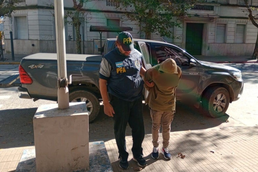 El momento del traslado del detenido.