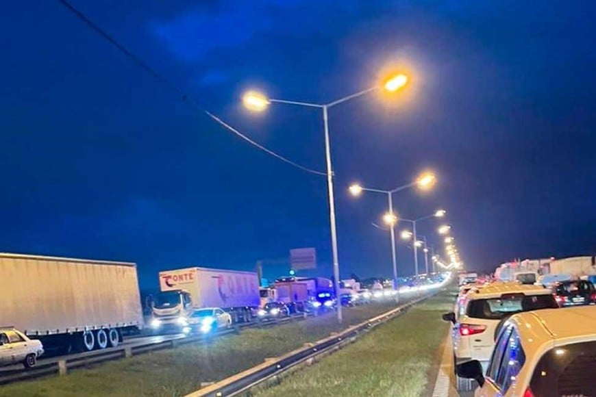 Largas filas de vehículos se registraron en la mañana de este lunes en las afueras de Rosario.