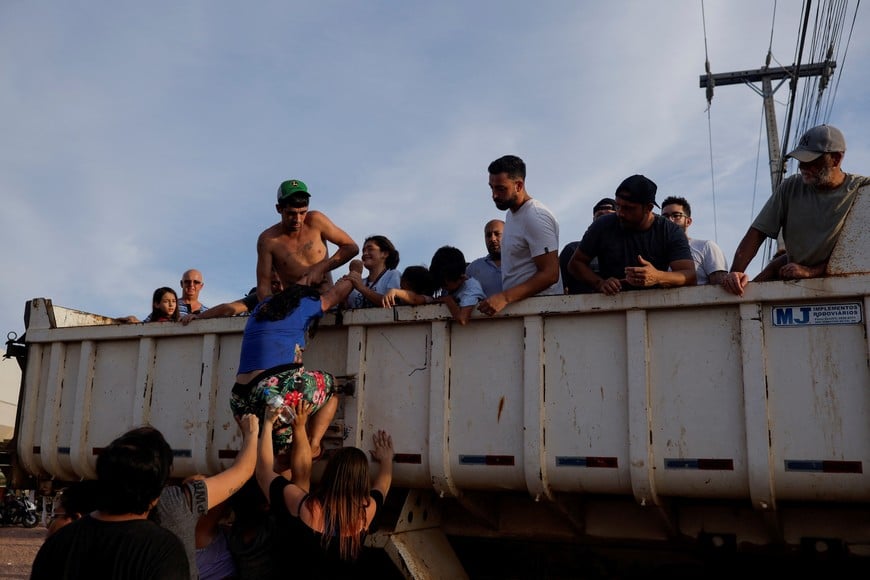 Evacuees get in a truck after their homes were flooded at Eldorado do Sul, in Rio Grande do Sul Brazil May 7, 2024. REUTERS/Amanda Perobelli