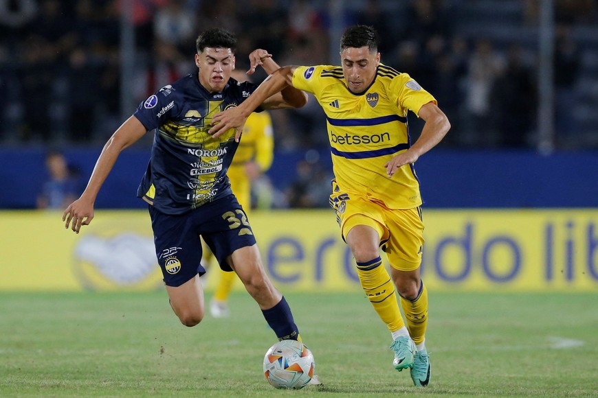 Soccer Football - Copa Sudamericana - Group D - Sportivo Trinidense v Boca Juniors - Estadio Nueva Olla, Asuncion, Paraguay - May 8, 2024
Sportivo Trinidense's Christian Martinez in action with Boca Juniors's Miguel Merentiel REUTERS/Cesar Olmedo