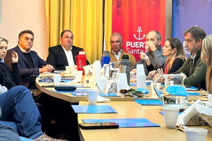 La reunión contó con representantes de todos los sectores, que se interiorizaron sobre las ventajas del puerto santafesino.
