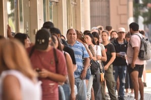 Desempleo. Una larga fila, cada vez más larga, la de la gente que busca trabajo. Foto: Archivo / Mauricio Garín.