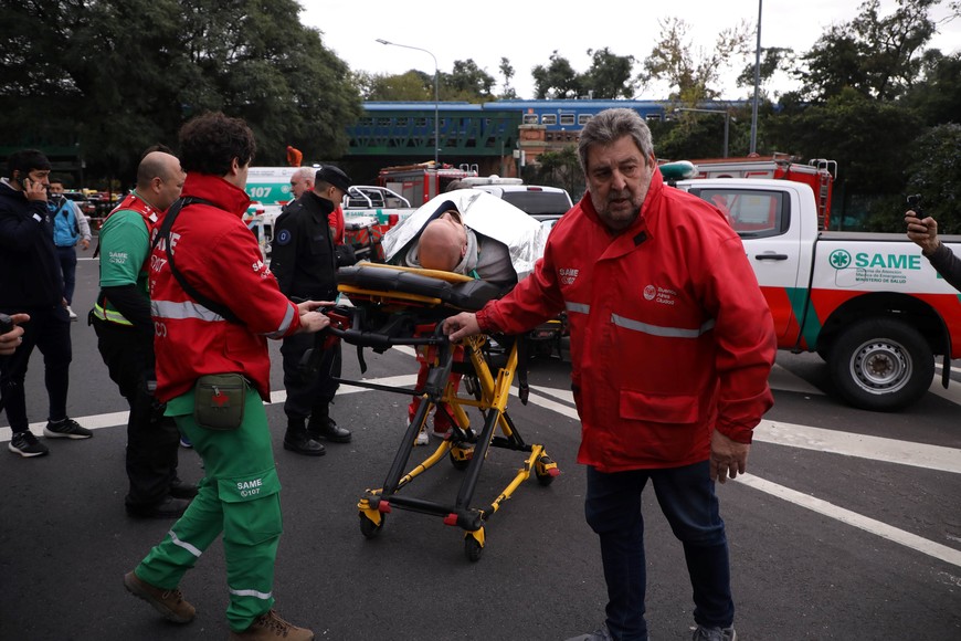 (240510) -- BUENOS AIRES, 10 mayo, 2024 (Xinhua) -- Trabajadores del Servicio de Asistencia Médica de Emergencia trasladan a una persona herida en el sitio de un accidente ferroviario, en la ciudad de Buenos Aires, Argentina, el 10 de mayo de 2024. Al menos 30 personas resultaron heridas de gravedad el viernes al producirse un accidente ferroviario en la ciudad argentina de Buenos Aires, informaron autoridades locales. (Xinhua/Martín Zabala) (mz) (rtg) (ra) (vf)