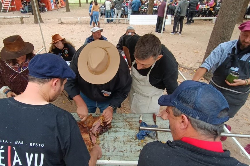 Diego Rojas y Lautaro Lioi quienes fueron los ganadores del concurso asadores costillar a la estaca. El segundo puesto fue para la dupla Antonio Olguín-Simón Arregue (Carmen del Sauce) y el último escalón del podio quedó para Marcelo Vagliente - Diego Tebes (San Vicente).