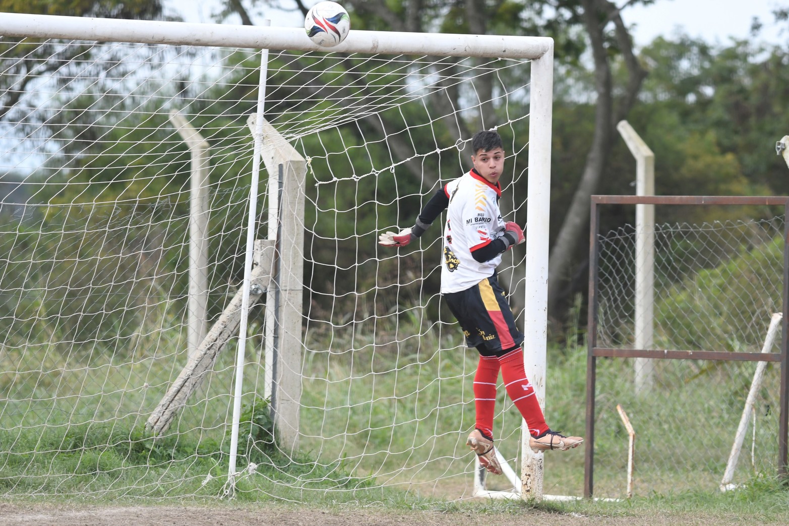 En un partido lleno de goles El Pozo le ganó 4 a 3 a Alto Verde en una nueva fecha de la liga Santafesina de fútbol.