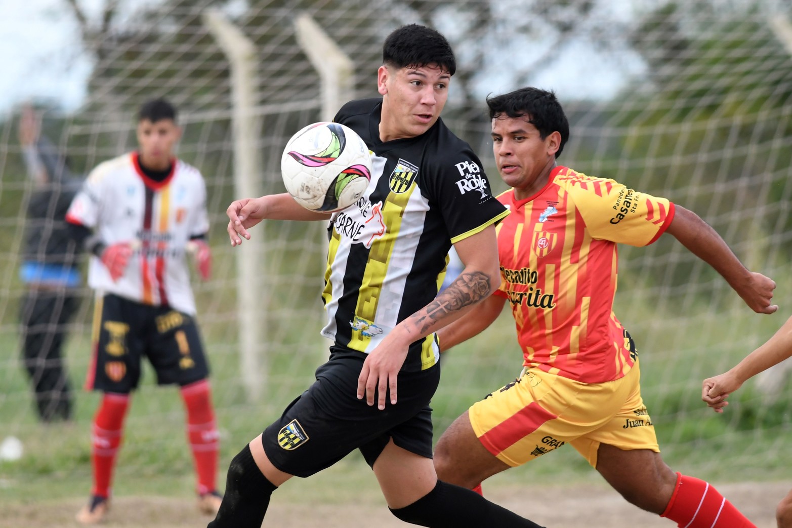 En un partido lleno de goles El Pozo le ganó 4 a 3 a Alto Verde en una nueva fecha de la liga Santafesina de fútbol.