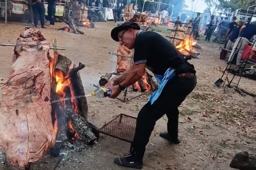 Diego Rojas y Lautaro Lioi quienes fueron los ganadores del concurso asadores costillar a la estaca. El segundo puesto fue para la dupla Antonio Olguín-Simón Arregue (Carmen del Sauce) y el último escalón del podio quedó para Marcelo Vagliente - Diego Tebes (San Vicente).