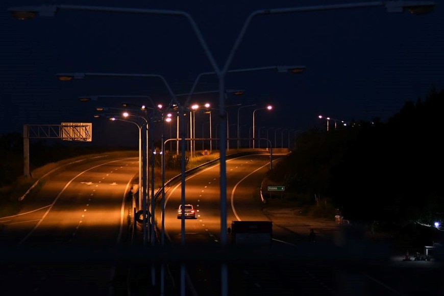 Contraste. Recién en el puente que atraviesa el río Colastiné funcionan algunas de las columnas de iluminación. Foto: Manuel Fabatía