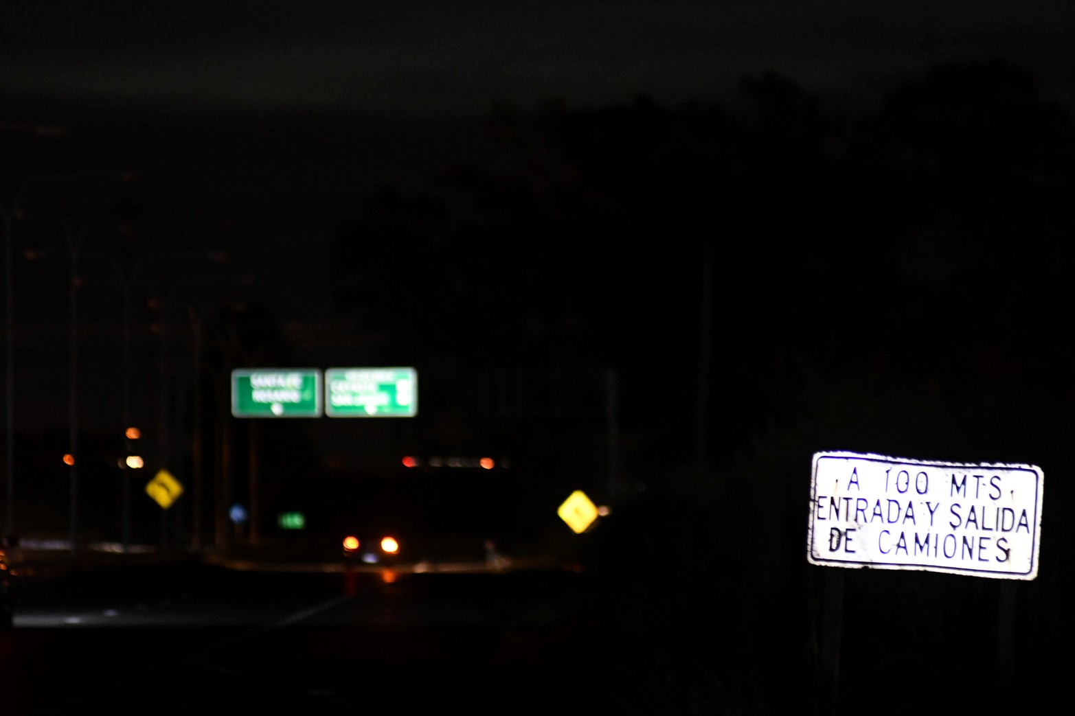 A oscuras. El cartel indica el ingreso y salida de camiones del distrito de Vialidad Nacional que se encuentra en las intersecciones de las rutas 168 y 1. 