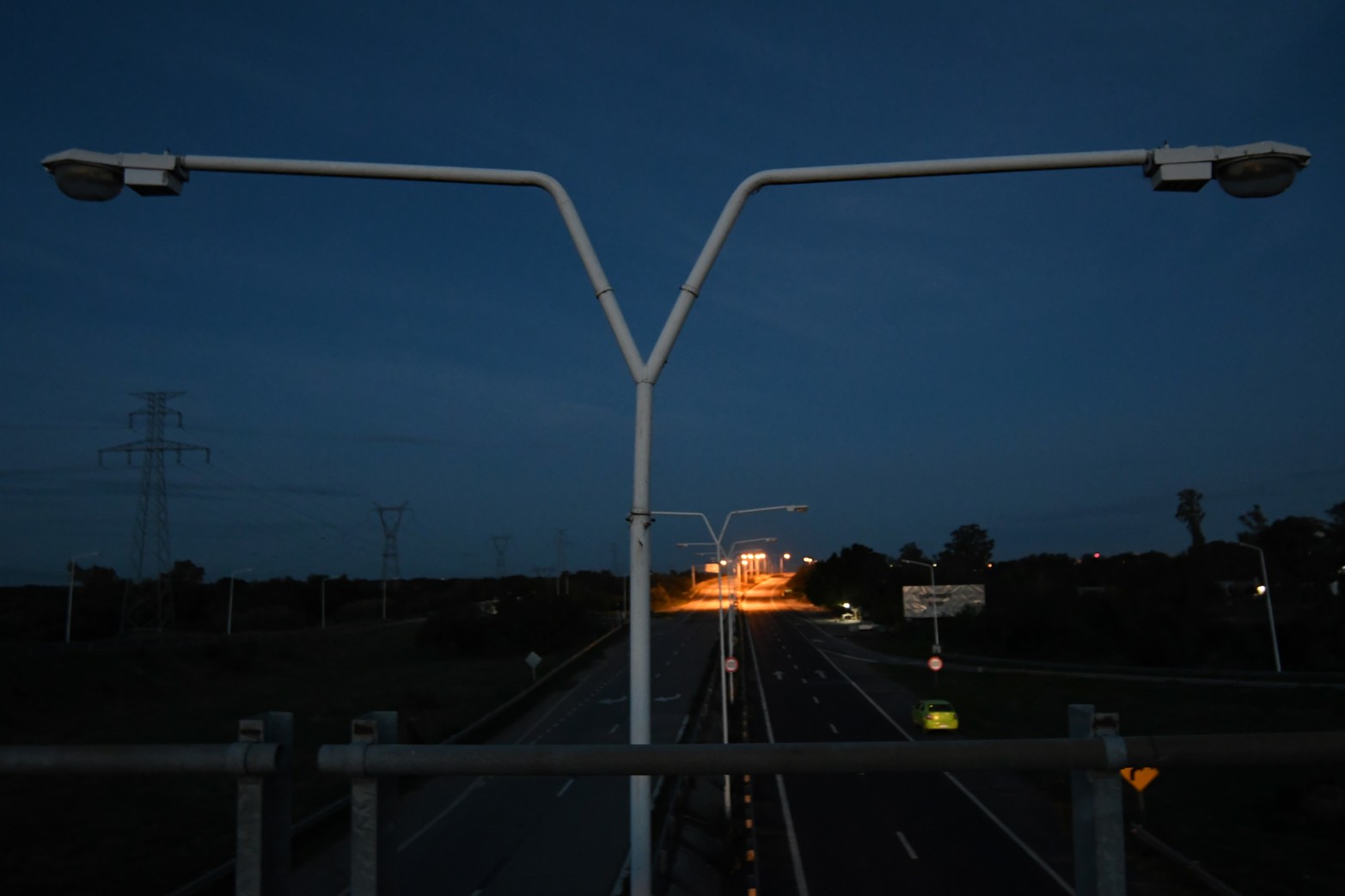 En algunos sectores hay luz. En el inicio del puente sobre el río Colastiné hay iluminación solo del lado sur. 