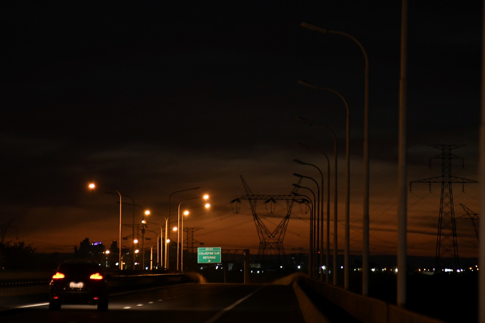 En el puente sobre el río Colastiné del lado norte no hay iluminación. Del lado sur, sí.