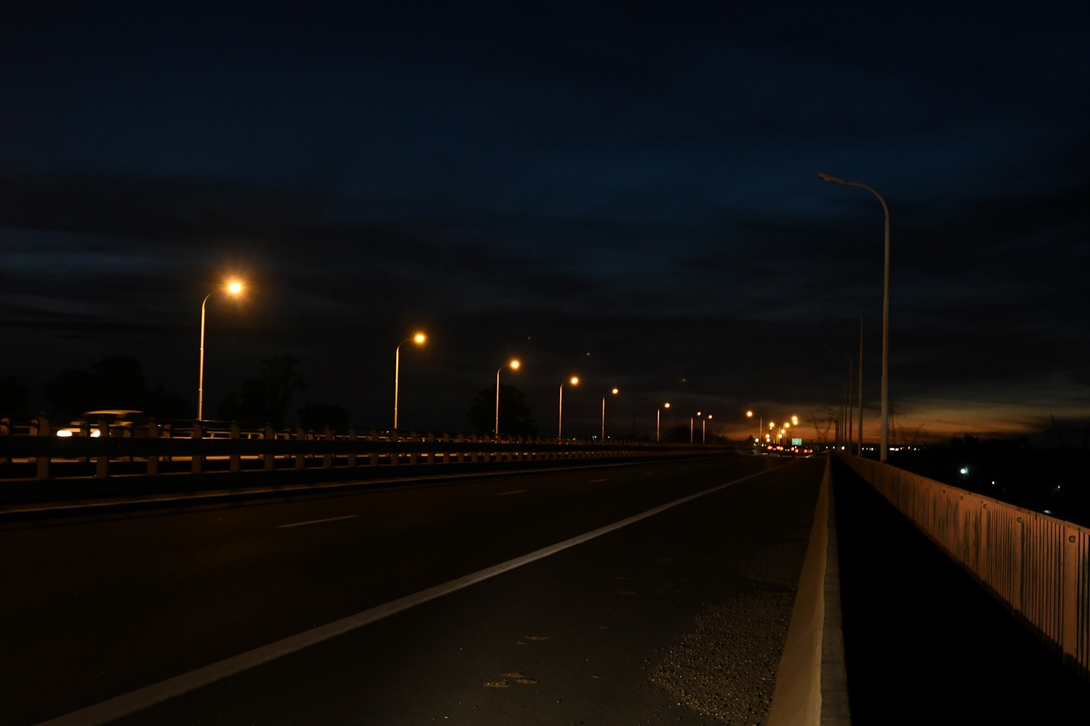 En el puente sobre el río Colastiné del lado norte no hay iluminación. Del lado sur, sí.