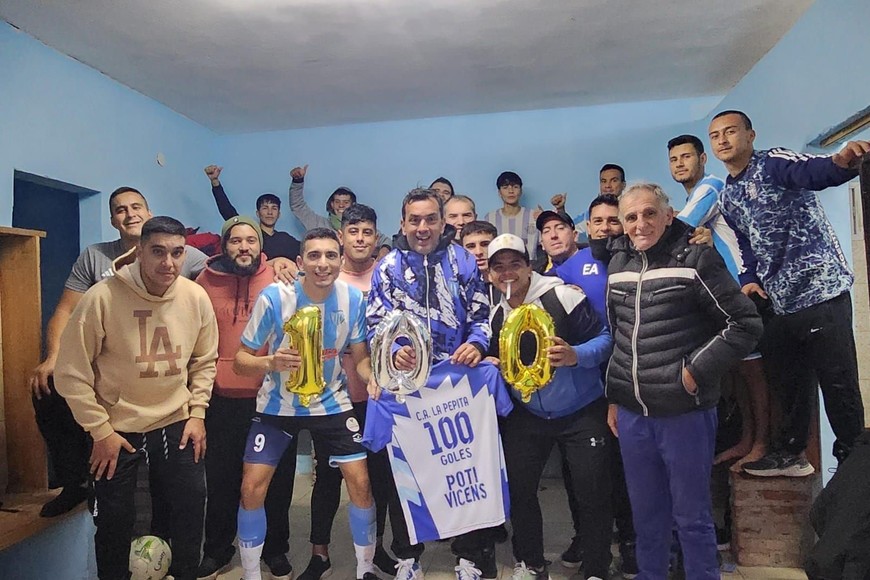 Ezequiel Vicens celebra con el plantel, directivos y cuerpo técnico su gol 100.