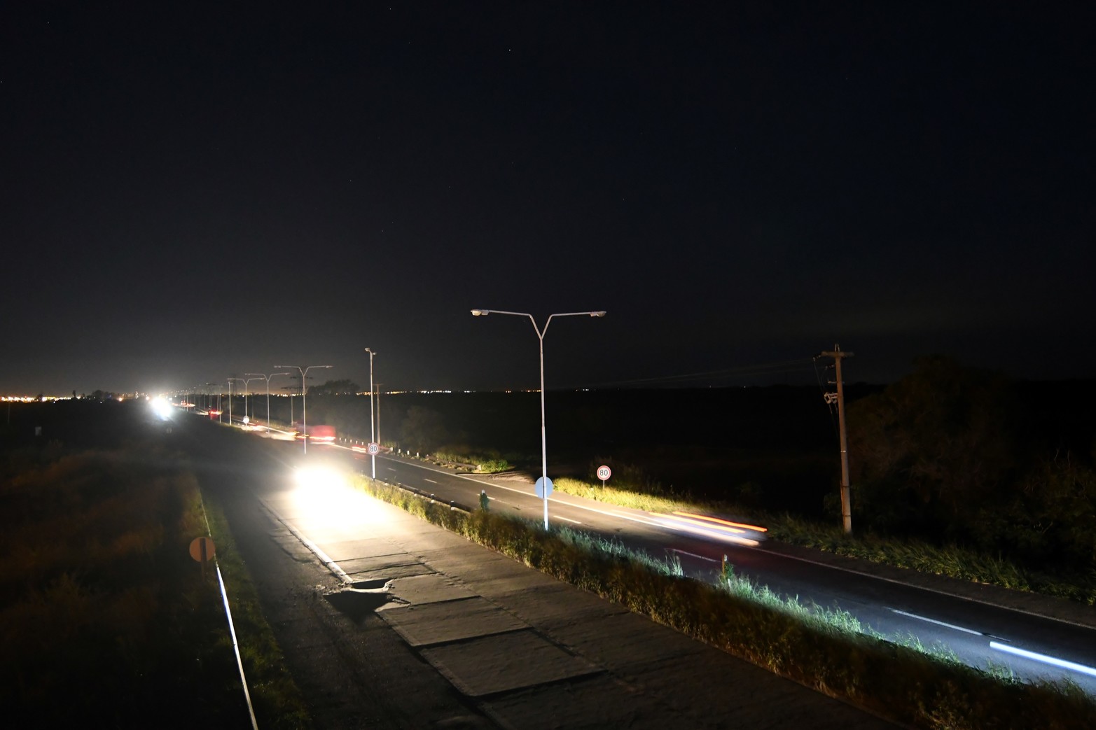 Además de la falta de iluminación, a la altura del club Velocidad y Resistencia hay profundos pozos en la mano lenta. 